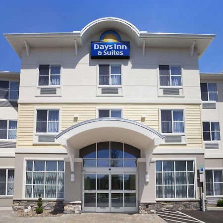 Days Inn & Suites By Wyndham Altoona Exterior photo